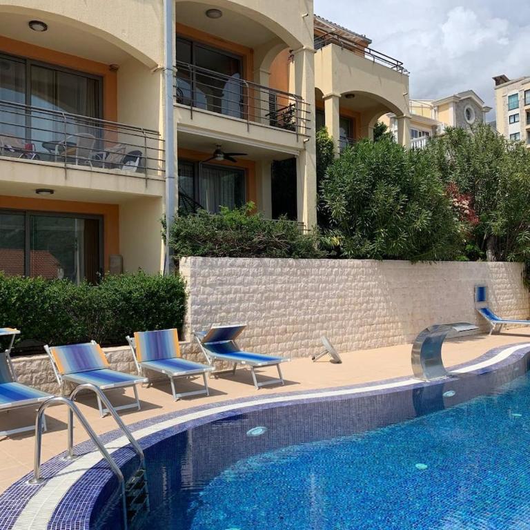 Becici Sunset with a pool - Three-Bedroom Apartment - 38