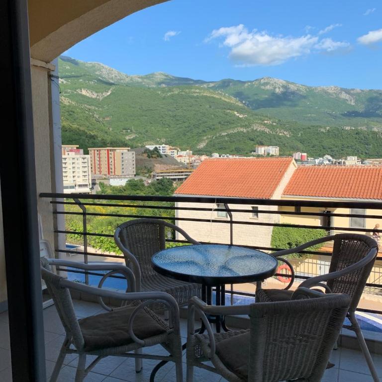 Becici Sunset with a pool - Three-Bedroom Apartment - 41