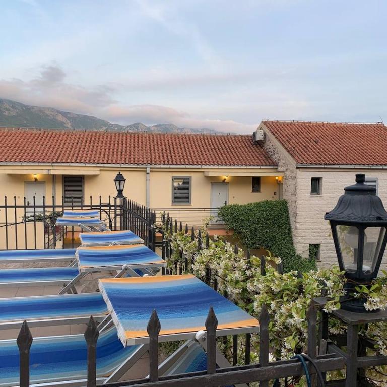 Becici Sunset with a pool - Three-Bedroom Apartment - 49