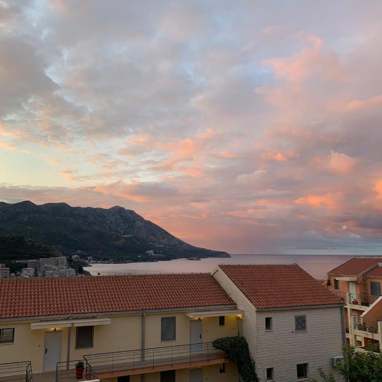 Becici Sunset with a pool - Three-Bedroom Apartment - 50