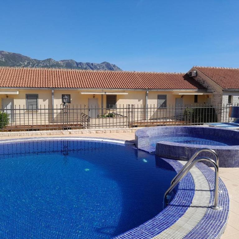 Becici Sunset with a pool - Three-Bedroom Apartment - 63