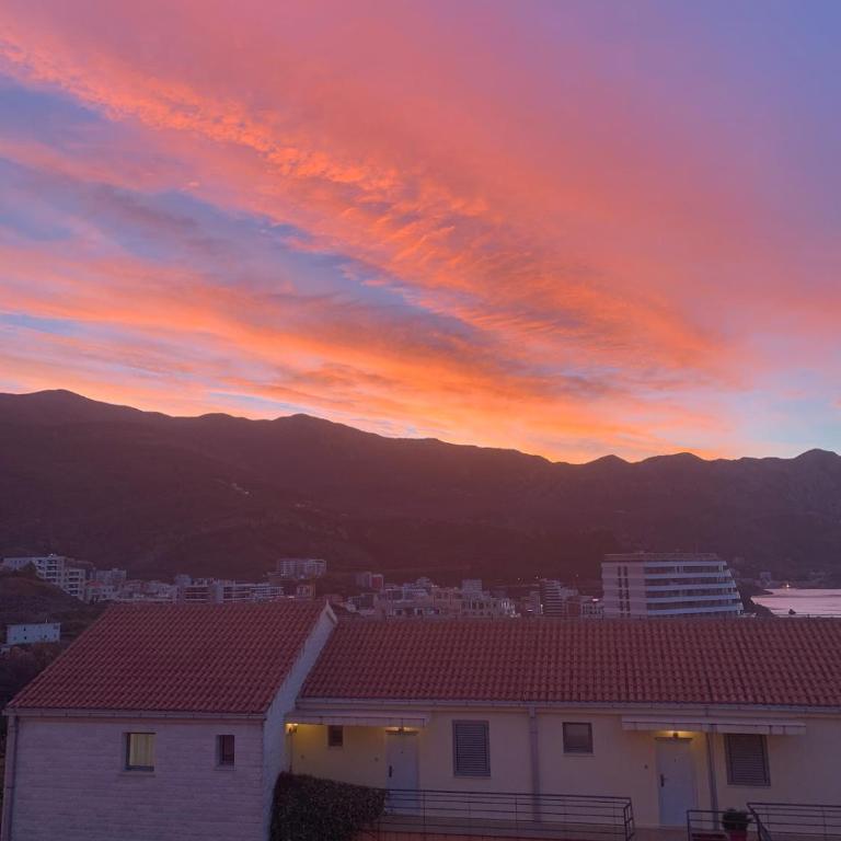 Becici Sunset with a pool - Three-Bedroom Apartment - 68