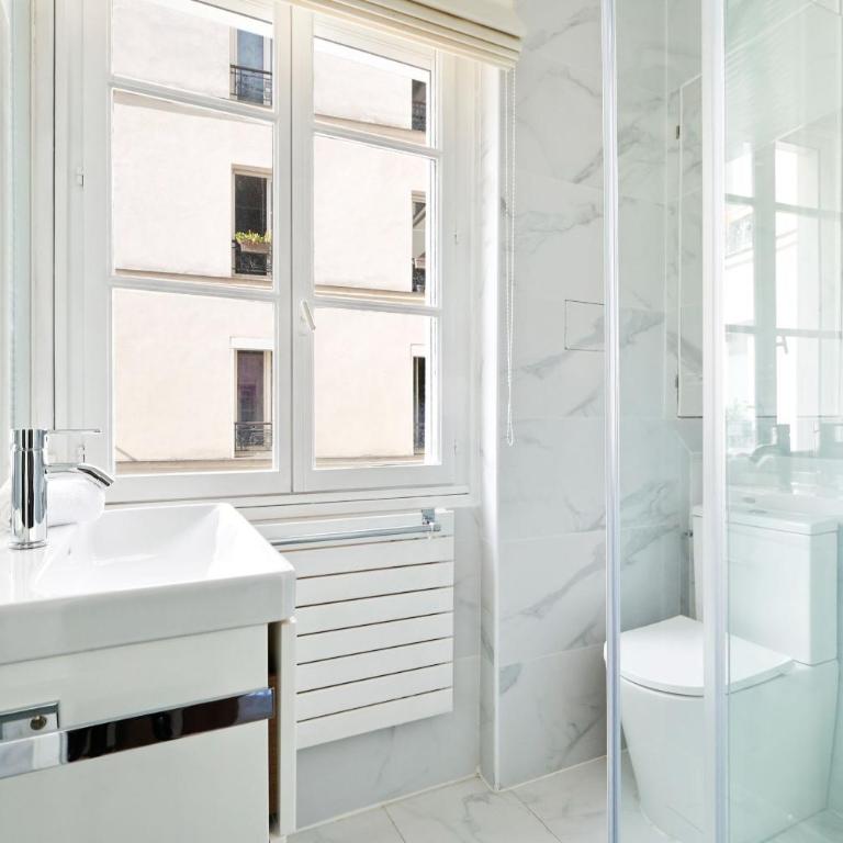BnBNova - 2BR - Heart of Paris - Le Louvre & Palais Royal - Apartment - 16
