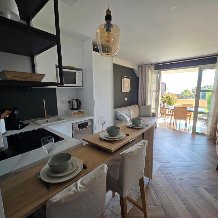 Cap Esterel Appart T2 Vue Mer Climatisé 4-5 personnes - Proche Plage et Commerces avec jardin, Parking gratuit, WiFi, 5 acces piscine - - Appartement 2 Chambres - Vue sur Mer - 6