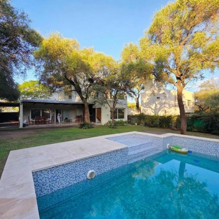 Casa con pileta y parque en barrio cerrado - Casa Vacacional de 3 dormitorios - 1