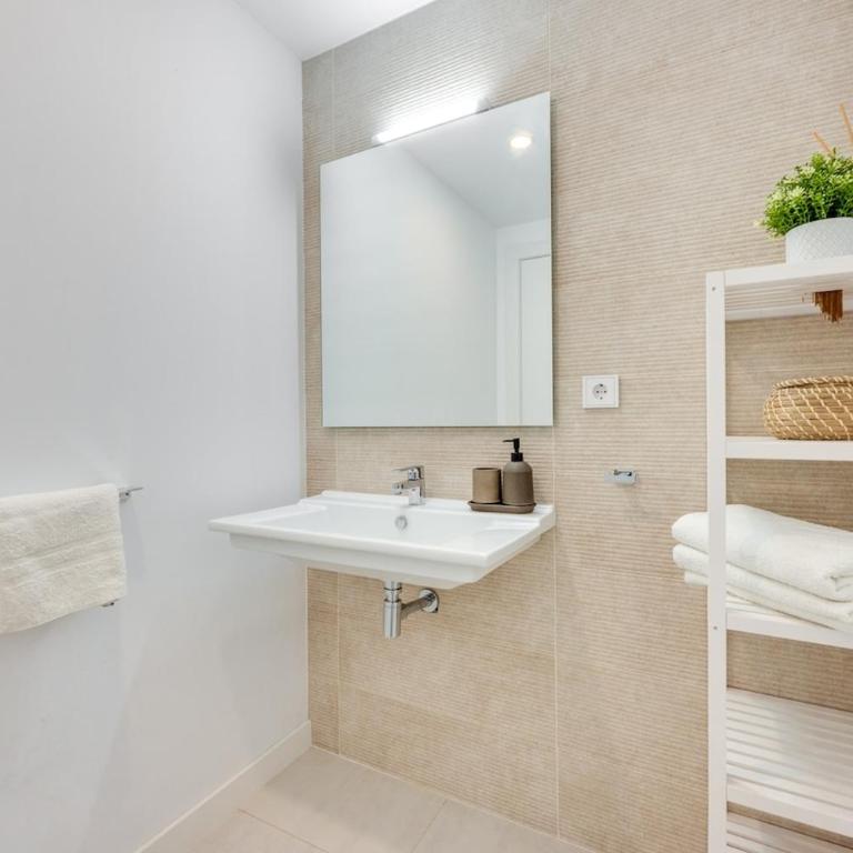 Spacious Garden Apartment With Balcony by Caseo - Apartamento Deluxe de 4 dormitorios - 25