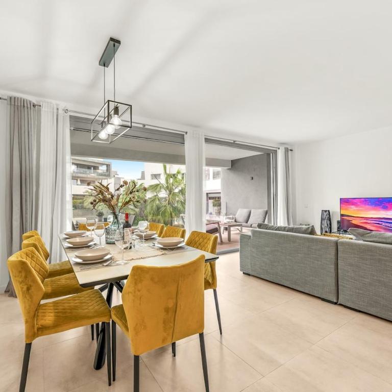 Spacious Garden Apartment With Balcony by Caseo - Apartamento Deluxe de 4 dormitorios - 11