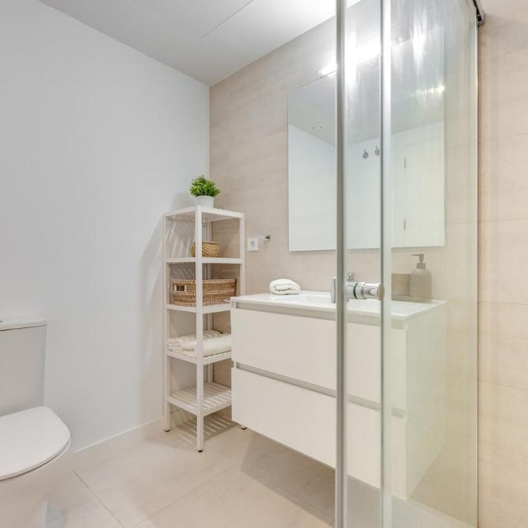 Spacious Garden Apartment With Balcony by Caseo - Apartamento Deluxe de 4 dormitorios - 23