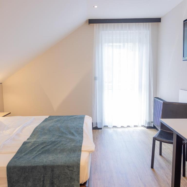 Seebrunn am Wallersee - Rooms and Suites - Self-Check-In - Doppelzimmer mit Balkon - 3