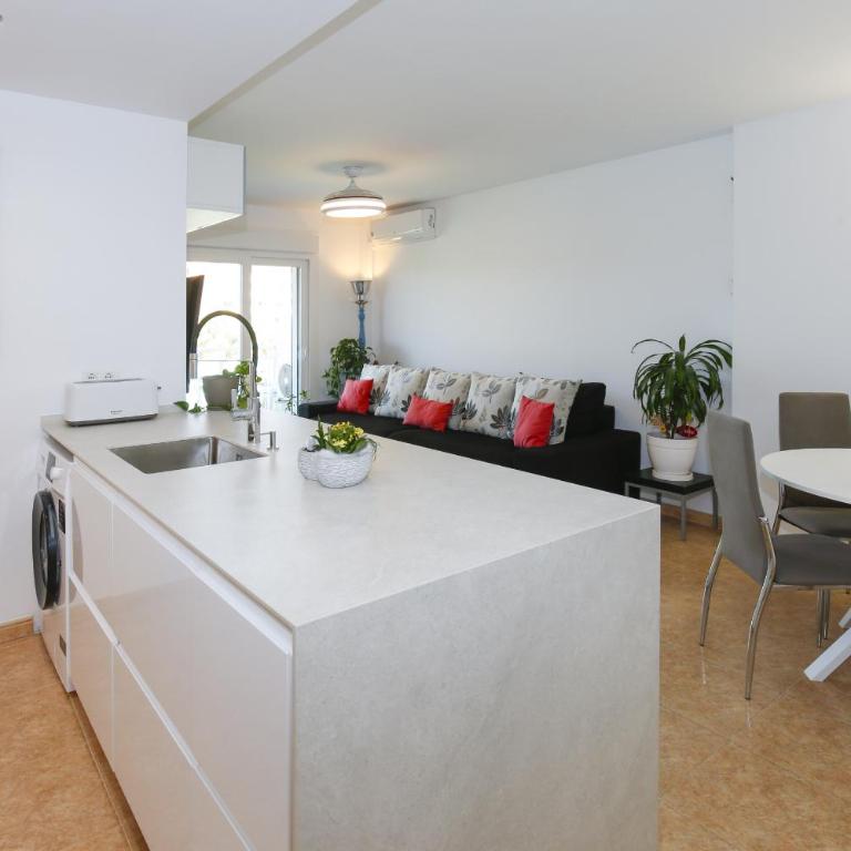 Los Juncos HomeStay by Turismar - Apartment with Balcony - 8