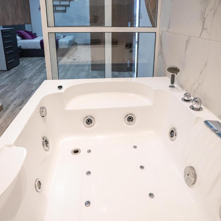 Casa Brava - Queen Room with Spa Bath - 8
