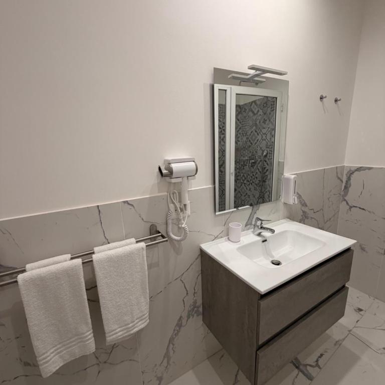 Vulcano Rooms 4 - Large Double Room - 17