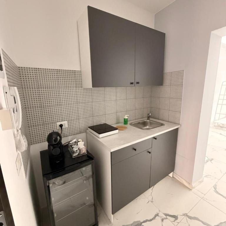 Vulcano Rooms 4 - Large Double Room - 16