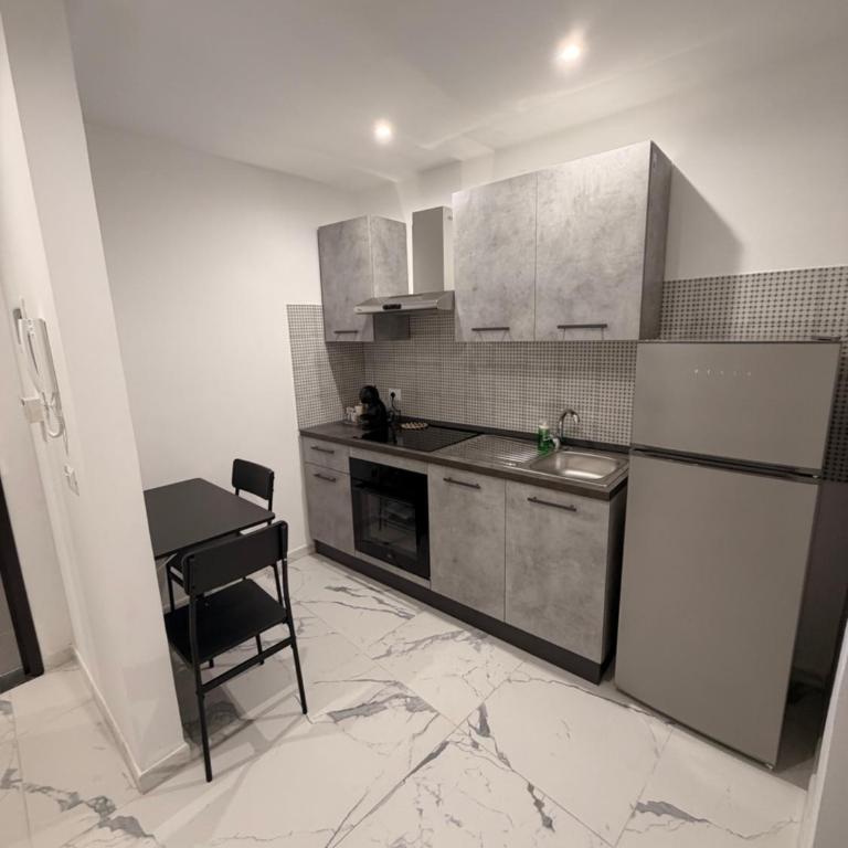 Vulcano Rooms 4 - Large Double Room - 12