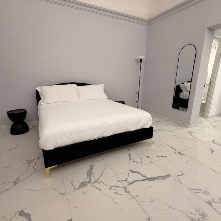 Vulcano Rooms 4 - Large Double Room - 10