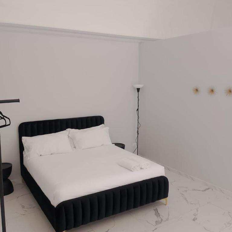 Vulcano Rooms 4 - Large Double Room - 7