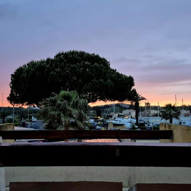 Village naturiste Cap d Agde - Coursives Port Nature 5 - Appartement Entier chambre séparée au calme - One-Bedroom Apartment - 4