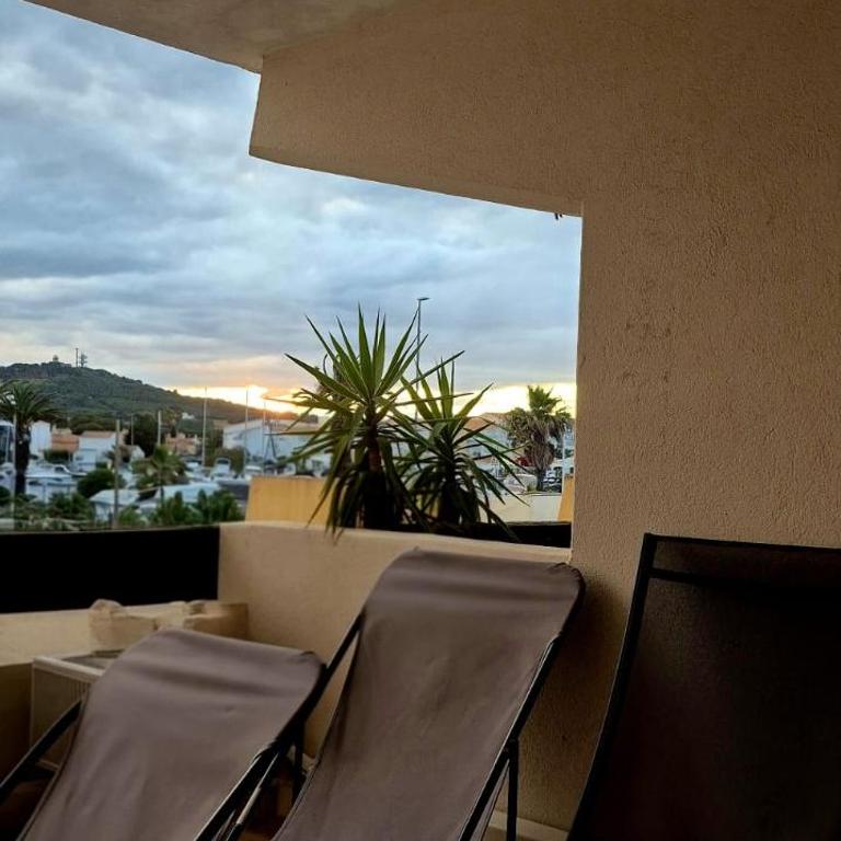 Village naturiste Cap d Agde - Coursives Port Nature 5 - Appartement Entier chambre séparée au calme - One-Bedroom Apartment - 5