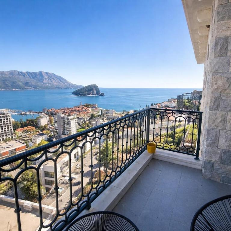 Luxury hilltop apartment with parking & sea view - One-Bedroom Apartment - 1