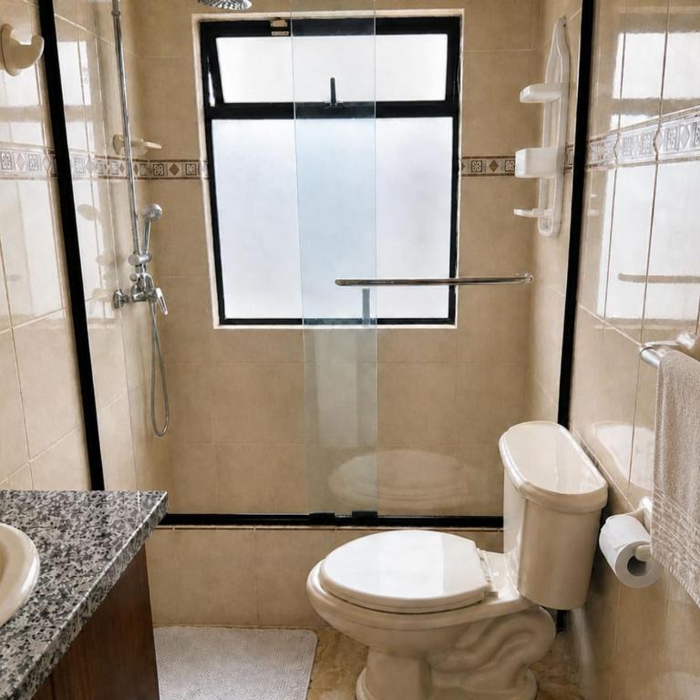 Alojamiento Moderno Con Parqueo Privado en Cuenca - Casa de 3 dormitorios - 16