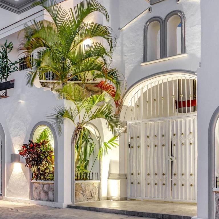 Valentina Suites by Las Flores Vacation Rentals - Classic One-Bedroom Apartment with King Bed - 6