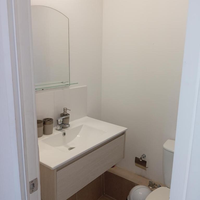 Impecable, cerca de todo - Three-Bedroom Apartment - 2