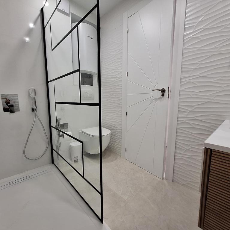 Moderno, Nuevo, Ubicación Excelente - Three-Bedroom Apartment - 10