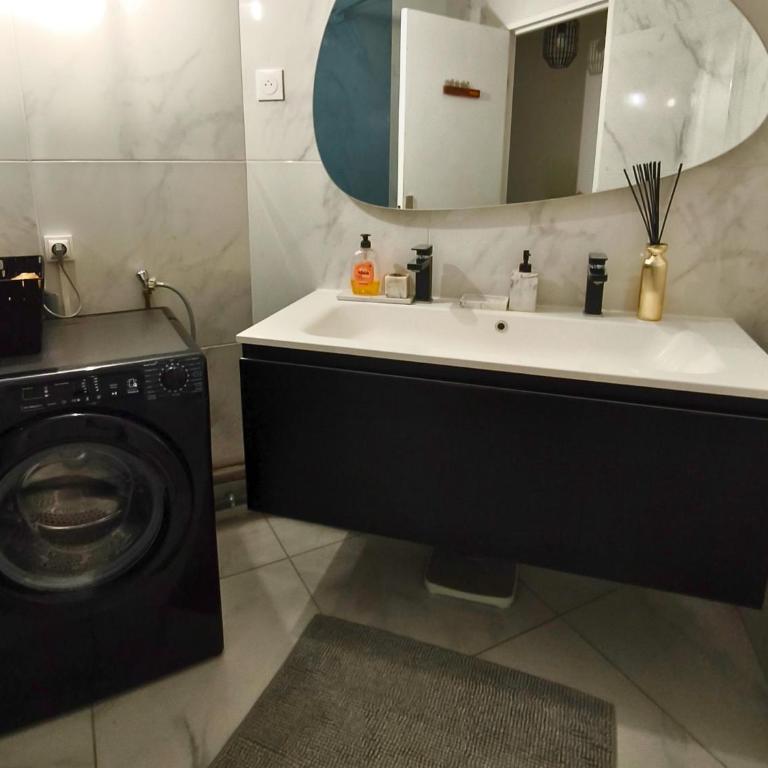 Grand Appartement 80m2 - 3 Chambres - 7 min du centre - Résidence calme - Idéal Famille - Appartamento con 3 Camere da Letto - Piano Alto - 26