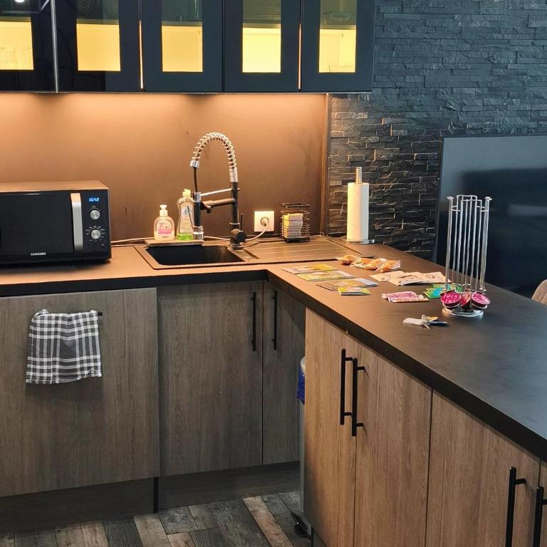 Grand Appartement 80m2 - 3 Chambres - 7 min du centre - Résidence calme - Idéal Famille - Appartamento con 3 Camere da Letto - Piano Alto - 18