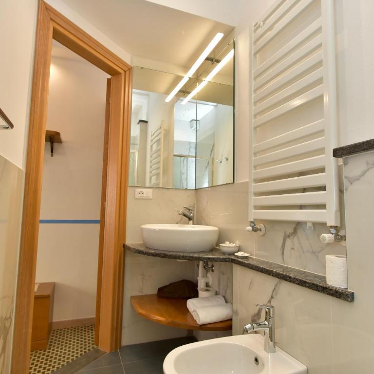 The Vernazza Main Plaza - Rooms & Apartment - Deluxe Vierbettzimmer - 4