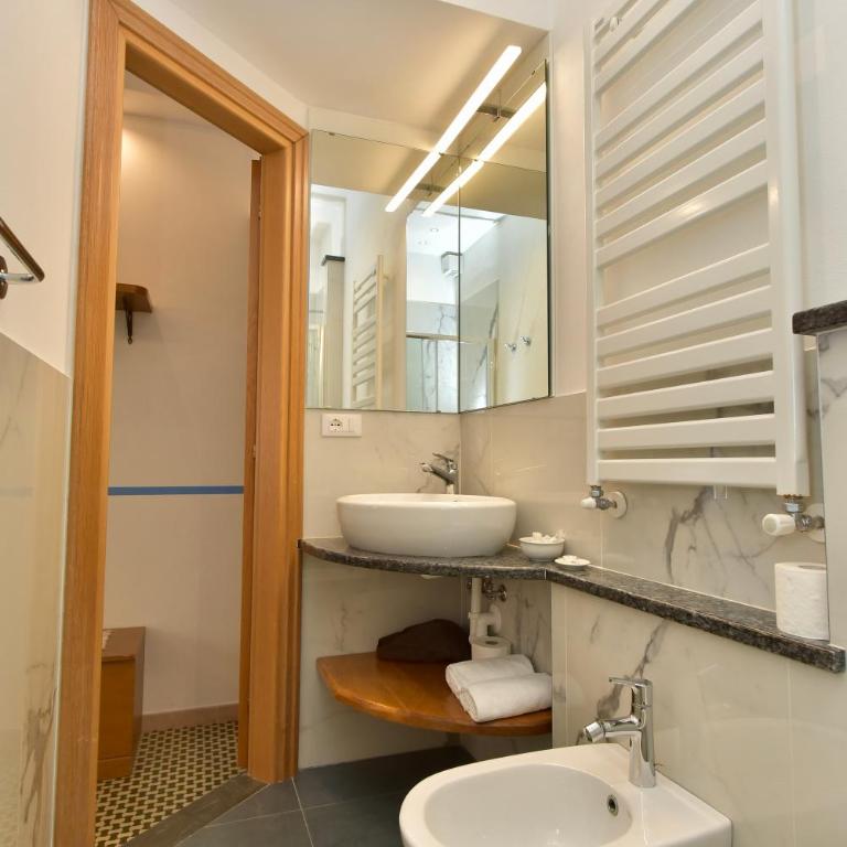 The Vernazza Main Plaza - Rooms & Apartment - Deluxe Vierbettzimmer - 6