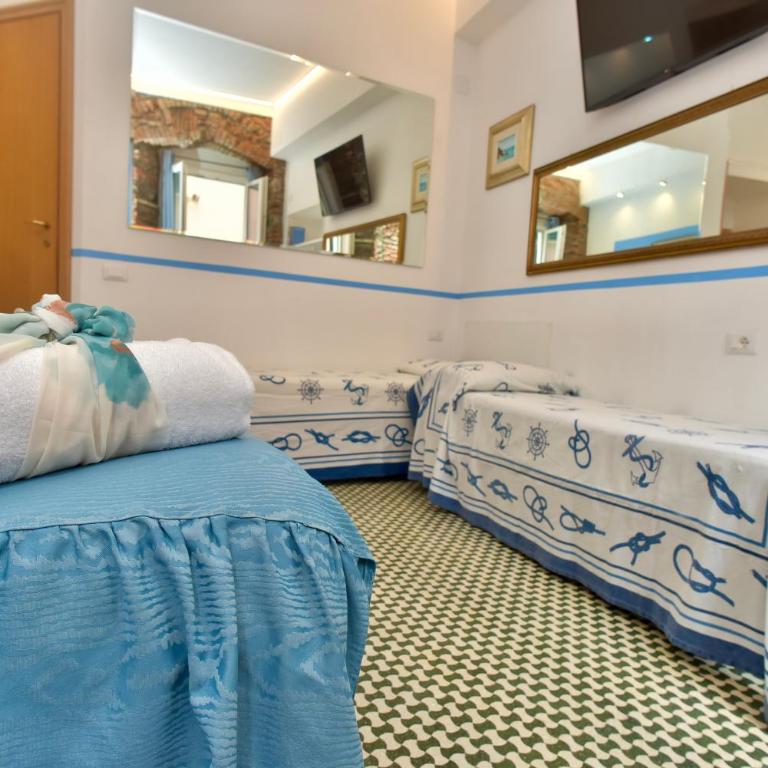 The Vernazza Main Plaza - Rooms & Apartment - Deluxe Vierbettzimmer - 14