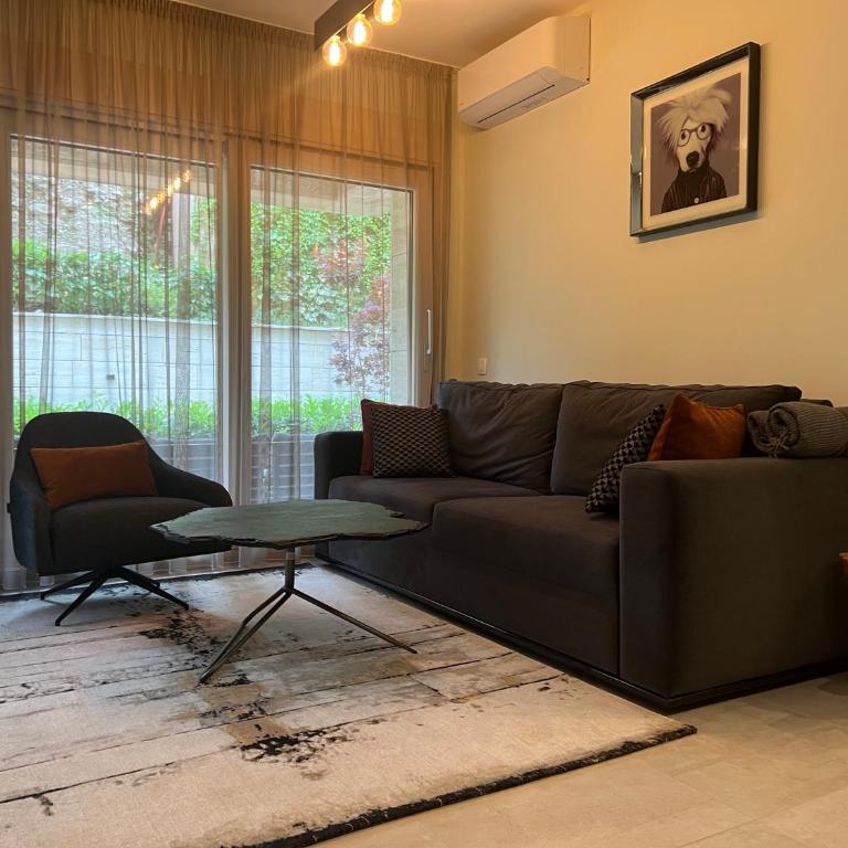 Alice in Wonderland - One-Bedroom Apartment with Garden - 8