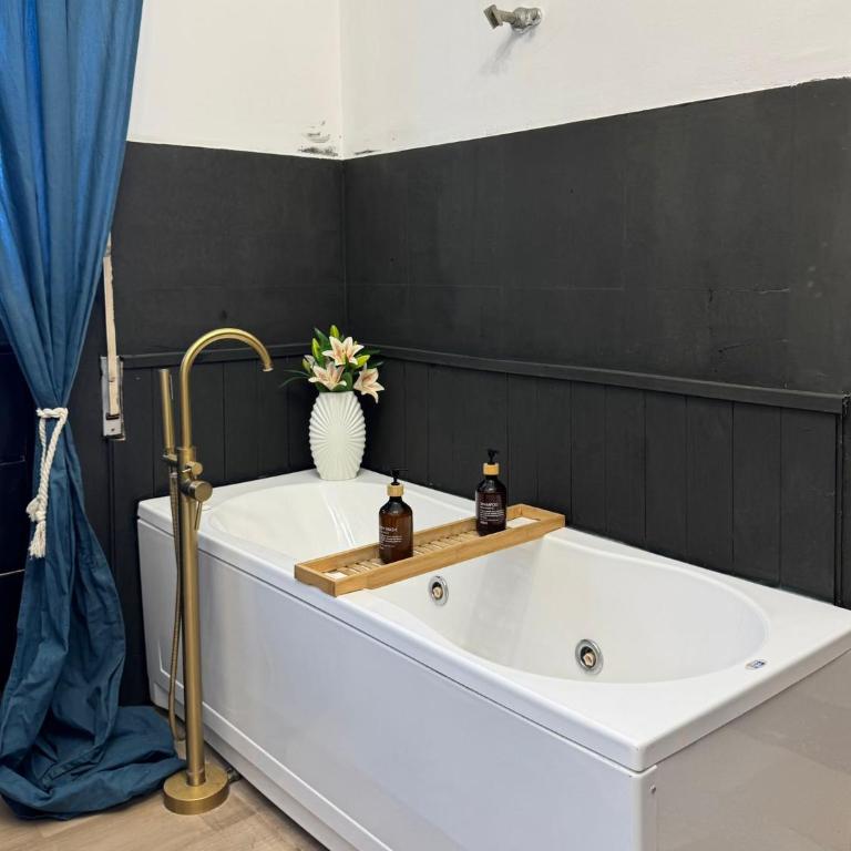 Visconti suite and spa - Luxury Triple Room - 16