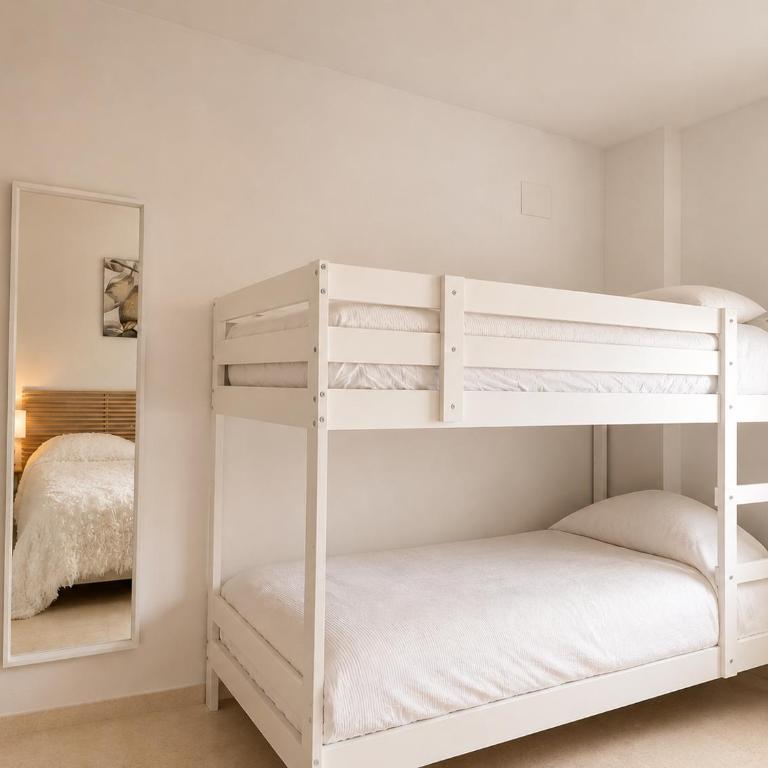 Modern Elviria Escape with Pool - Apartamento de 2 dormitorios con balcón y terraza - 11