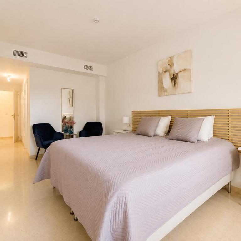 Modern Elviria Escape with Pool - Apartamento de 2 dormitorios con balcón y terraza - 4