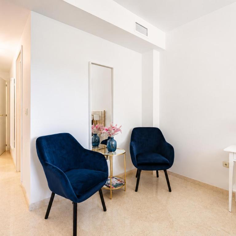 Modern Elviria Escape with Pool - Apartamento de 2 dormitorios con balcón y terraza - 3