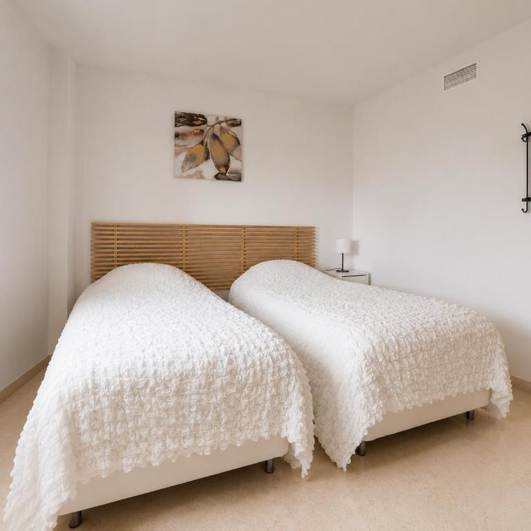 Modern Elviria Escape with Pool - Apartamento de 2 dormitorios con balcón y terraza - 7
