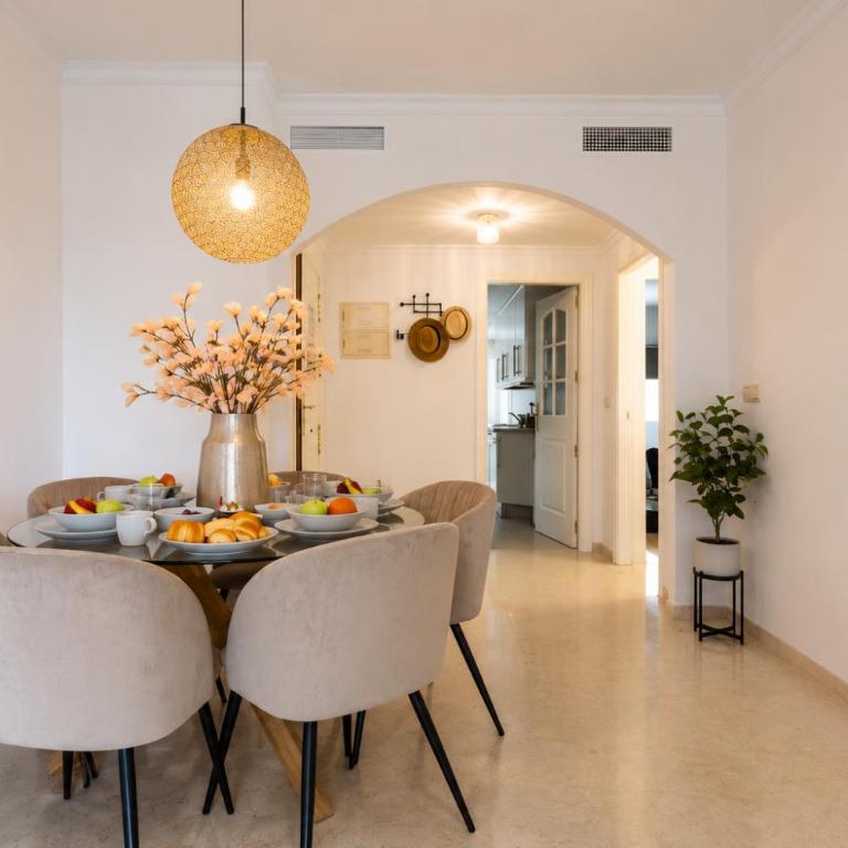 Modern Elviria Escape with Pool - Apartamento de 2 dormitorios con balcón y terraza - 6