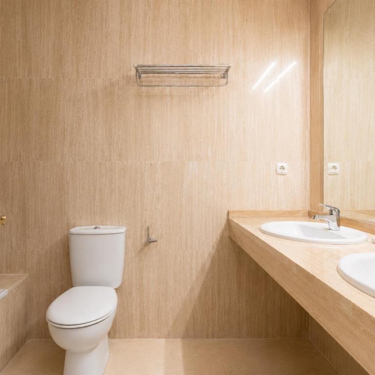 Modern Elviria Escape with Pool - Apartamento de 2 dormitorios con balcón y terraza - 12