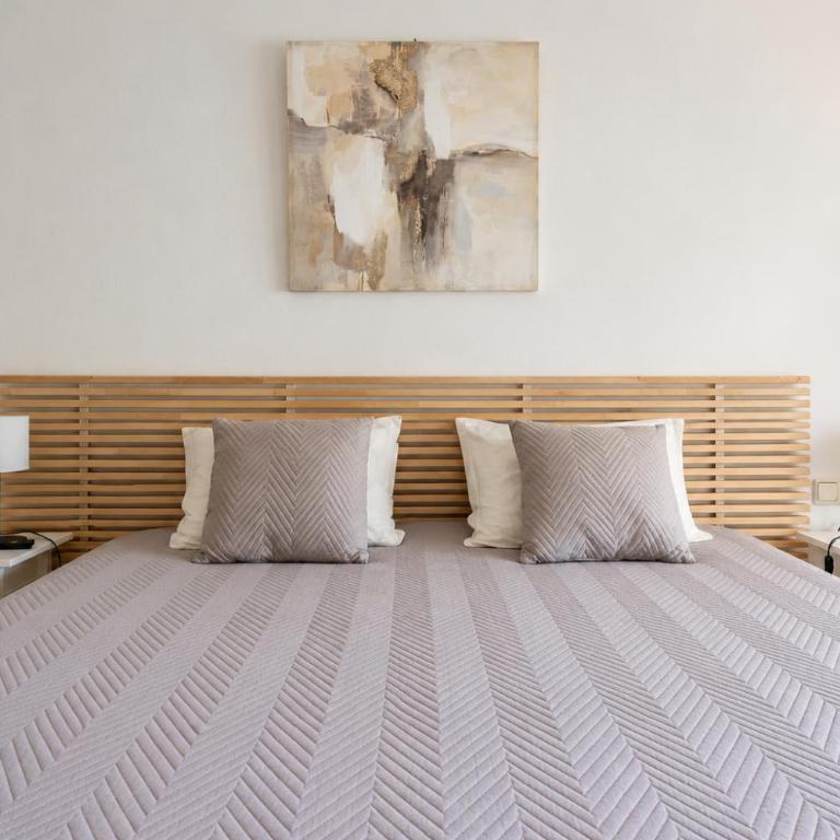 Modern Elviria Escape with Pool - Apartamento de 2 dormitorios con balcón y terraza - 21