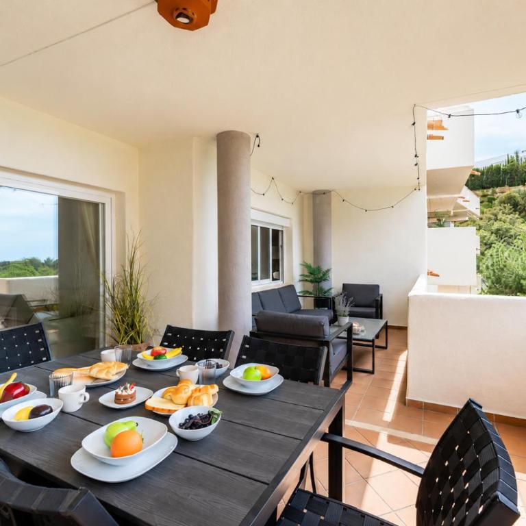 Modern Elviria Escape with Pool - Apartamento de 2 dormitorios con balcón y terraza - 18