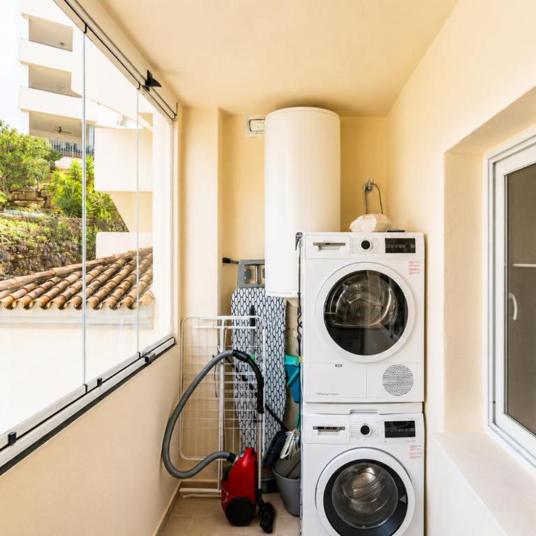 Modern Elviria Escape with Pool - Apartamento de 2 dormitorios con balcón y terraza - 24