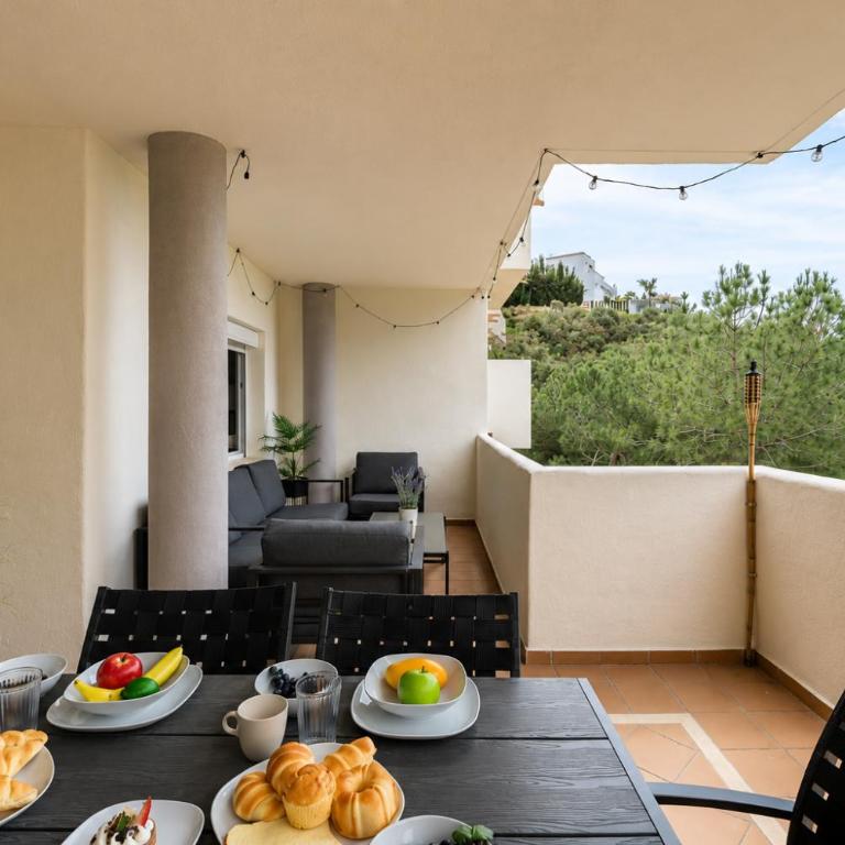 Modern Elviria Escape with Pool - Apartamento de 2 dormitorios con balcón y terraza - 22