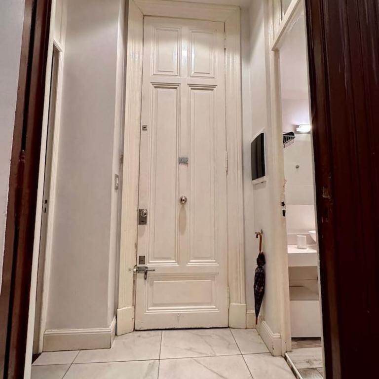 Grand Rivadavia 3-BR Ensuite High Ceiling Home - Three-Bedroom Apartment - 41