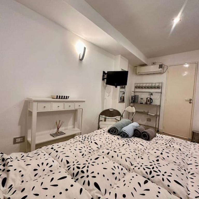 Grand Rivadavia 3-BR Ensuite High Ceiling Home - Three-Bedroom Apartment - 54