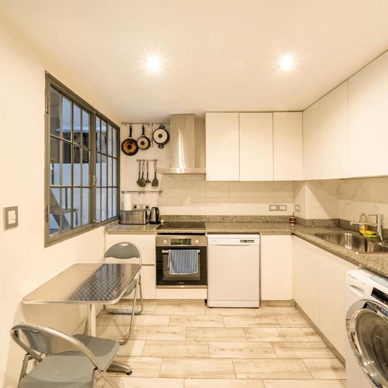 Grand Rivadavia 3-BR Ensuite High Ceiling Home - Three-Bedroom Apartment - 63