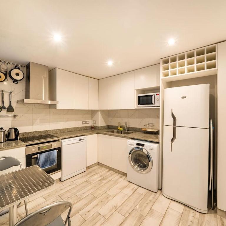 Grand Rivadavia 3-BR Ensuite High Ceiling Home - Three-Bedroom Apartment - 64