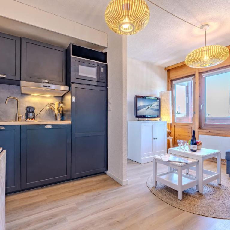 Ski-In Out Mountain Apt with Balcony in Meribel - Appartement - 1