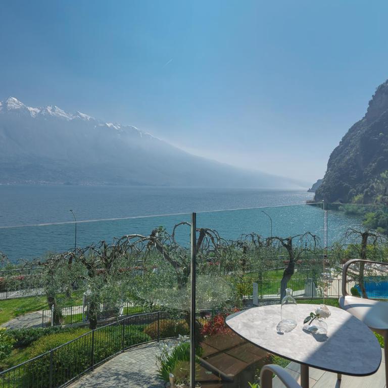Hotel Atilius - Adults Only - Camera Superior Matrimoniale/Doppia con Letti Singoli con Vista Lago e Balcone - 9